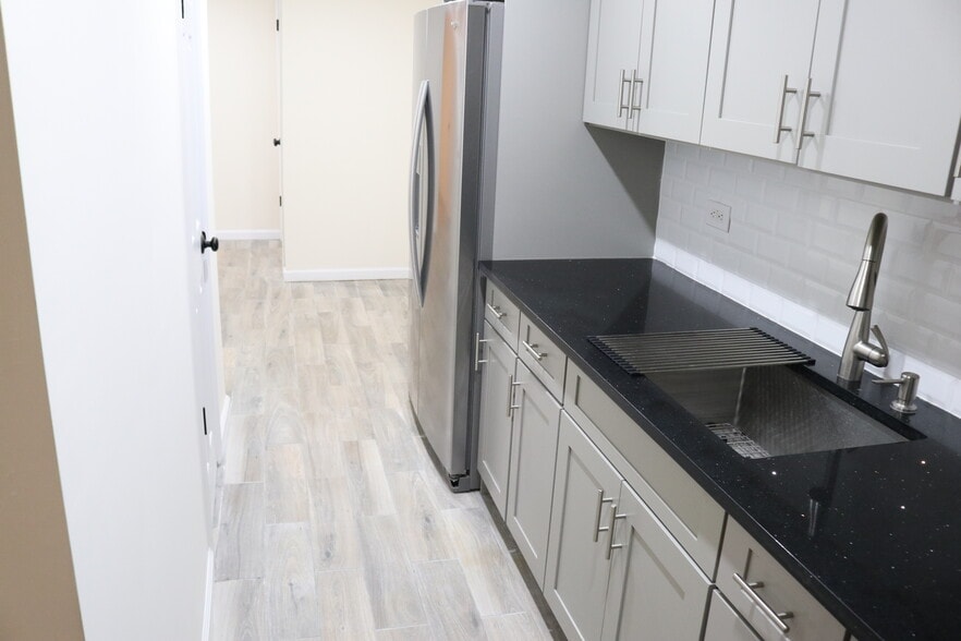 Building Photo - 614 Valley Ave