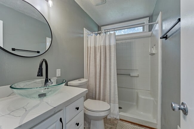 Building Photo - 903 Commanche Rd