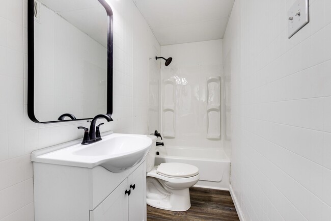 Building Photo - Fully Renovated 3BR/2BA Gem in the Heart o...