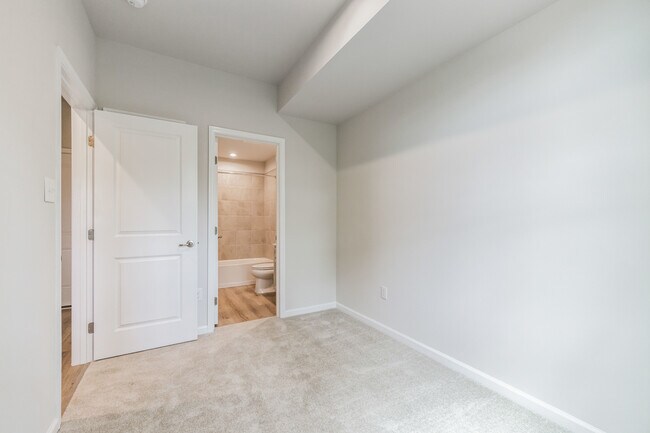 Building Photo - 28 Sidney Ln