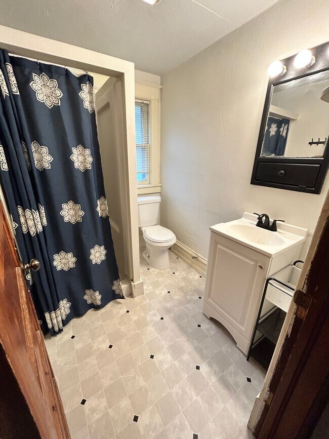 Building Photo - ! Available February !  4 Bed 2 Bath Cedar Falls Home