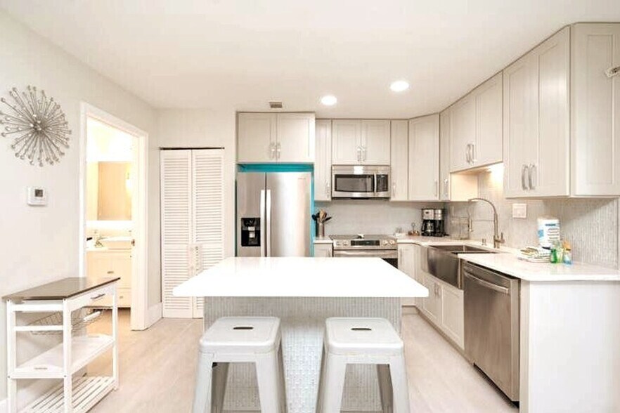 Building Photo - 4000 Gulf Terrace Dr