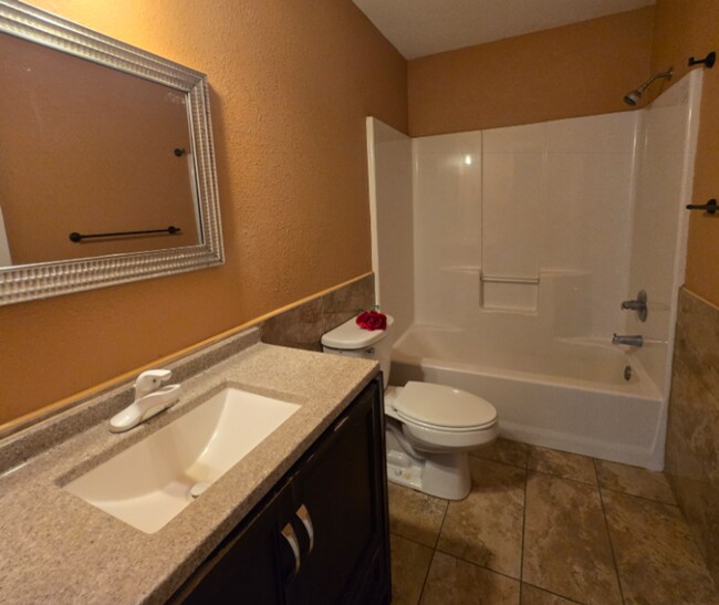 Building Photo - Centrally located!