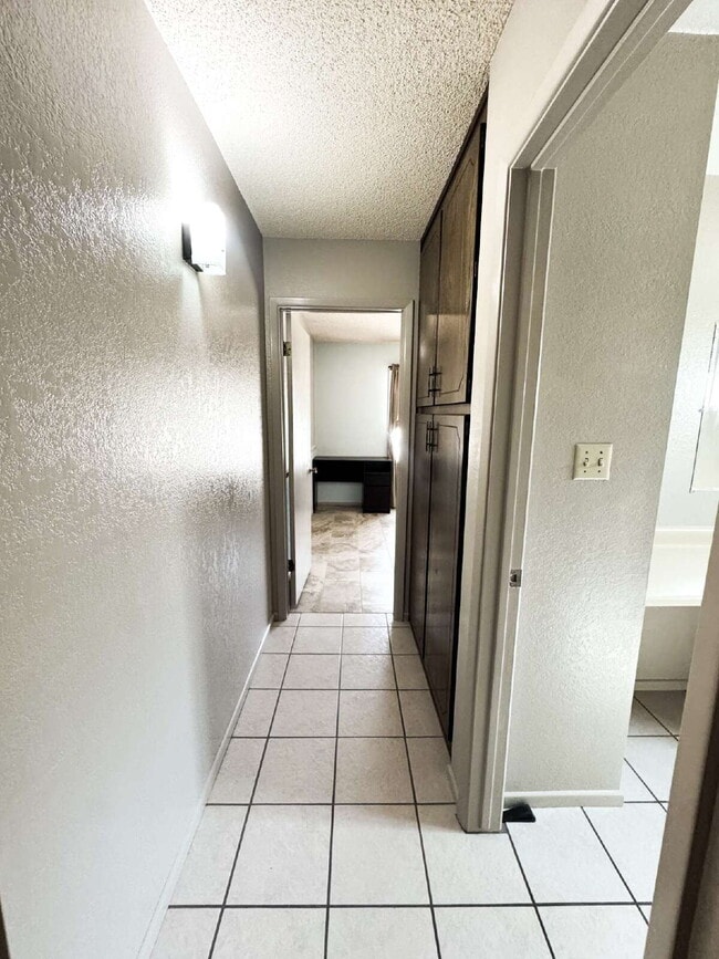 Building Photo - "Charming 3-Bed Oasis with 2 Baths and 170...
