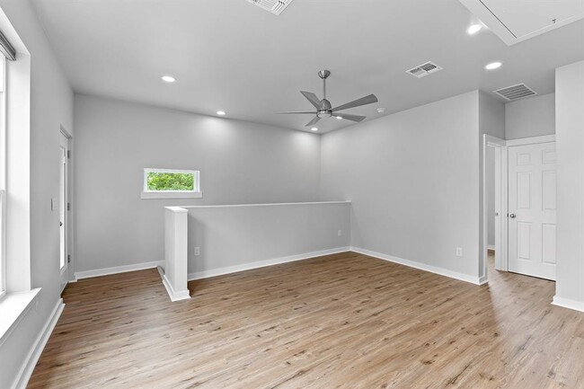 Building Photo - 100 Bryson Bend