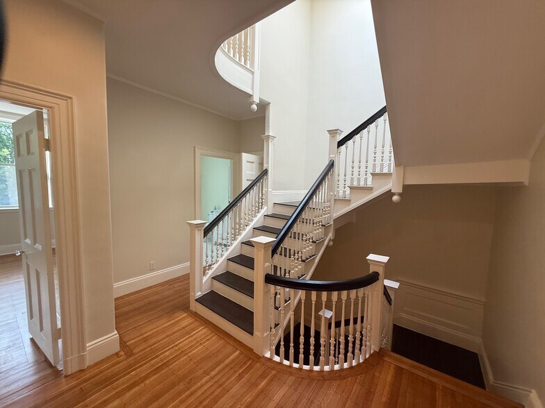 Building Photo - 1726 Beacon St