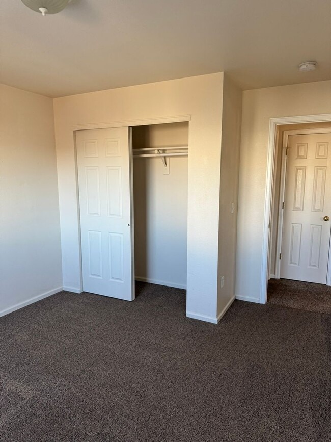 Building Photo - Corner Lot Townhouse, newly painted, new carpet