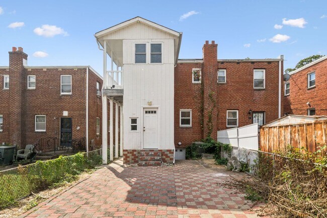 Building Photo - Semi Detached Home in Riggs Park!