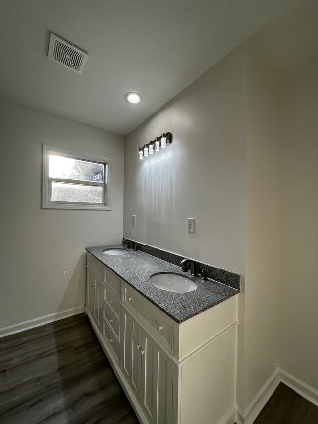 Building Photo - 947 Clark St