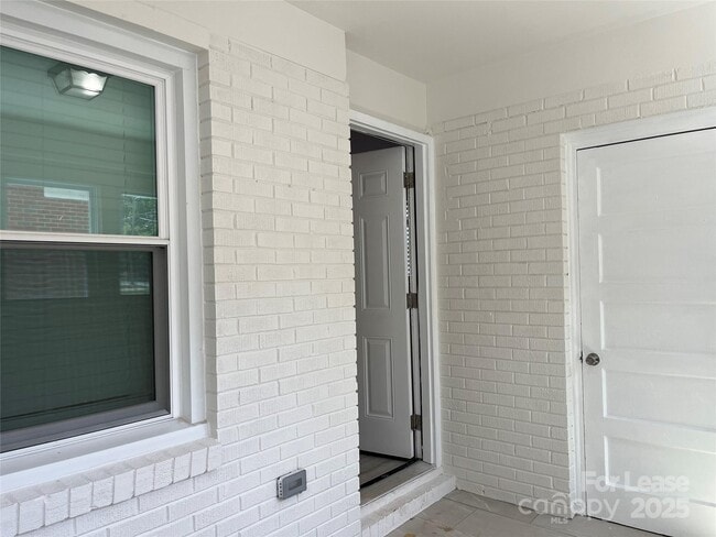 Building Photo - 2730 Eastway Dr