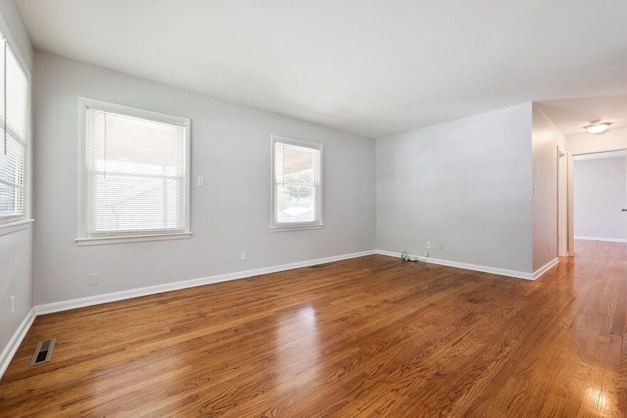 Building Photo - 2301 W 73rd St