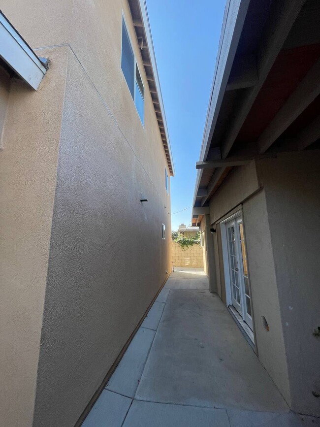 Building Photo - 540 W Elm Ave