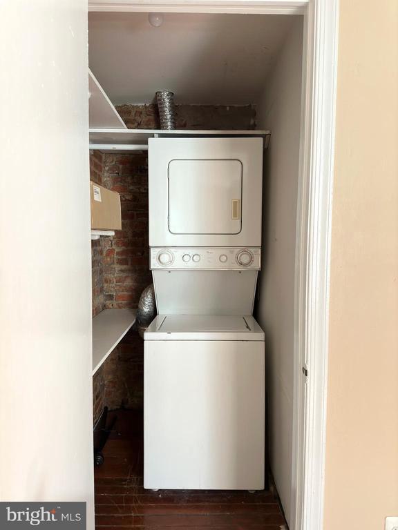 Building Photo - 623 S American St