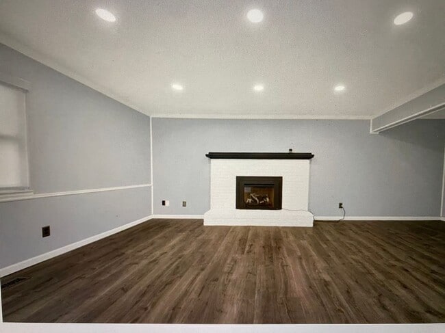 Building Photo - 42668 Addison Ave