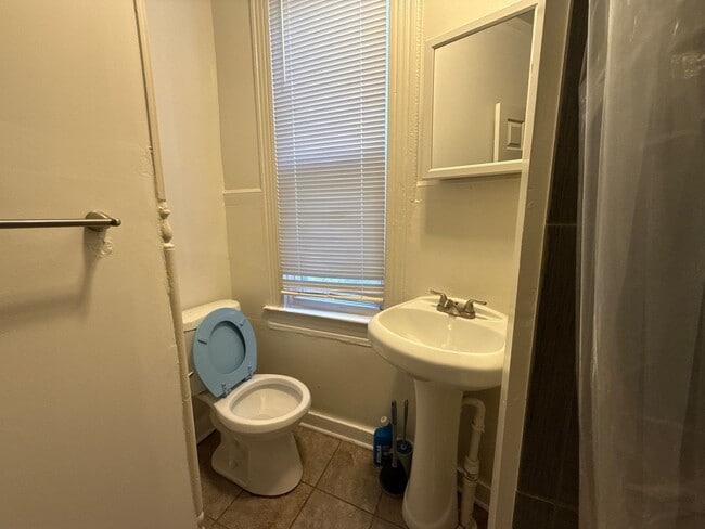 Building Photo - 450 E Lorraine Ave