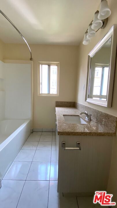 Building Photo - 443 S Wilton Pl