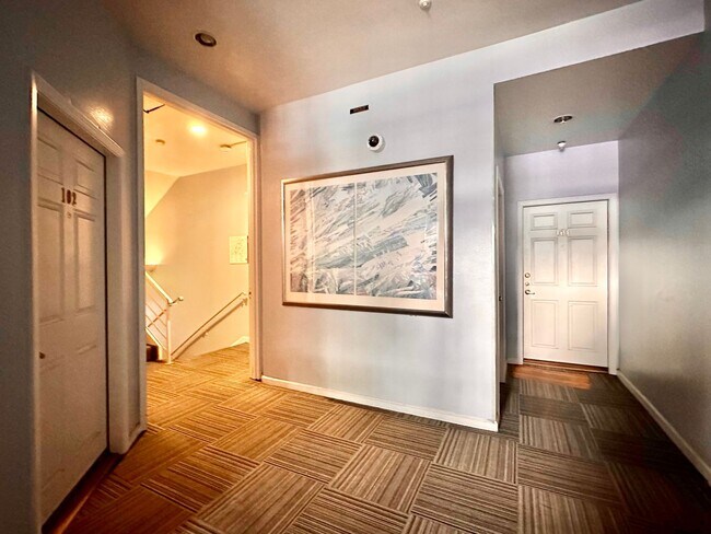 Building Photo - Epic REA: Bright Top Floor Corner Studio w...