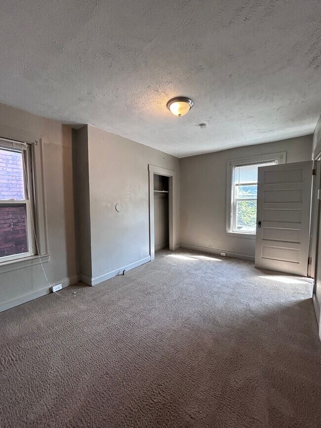 Building Photo - 5 Bedroom 1.5 Bath Home| Brighton Heights ...