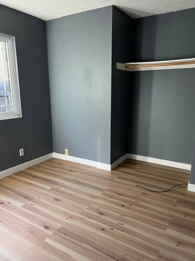 Building Photo - 4Bedroom House