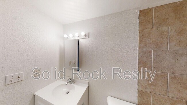 Building Photo - 335 Ruskin Dr