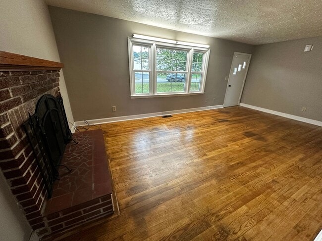 Building Photo - Updated Home with Parking in Radford