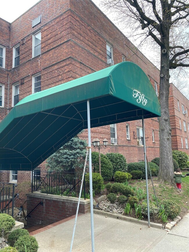 Building Photo - 50 S Middle Neck Rd