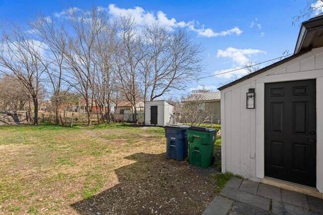 Building Photo - 918 W 3rd St