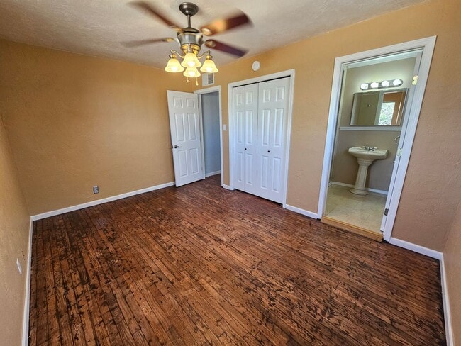 Building Photo - 3 Bedroom / 2 Bath Home with Refrigerated Air & 1-Car Garage 6 Month Lease!