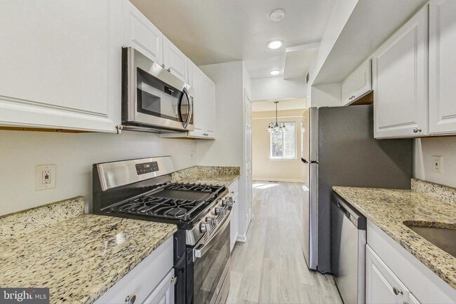 Building Photo - 906 West Side Dr