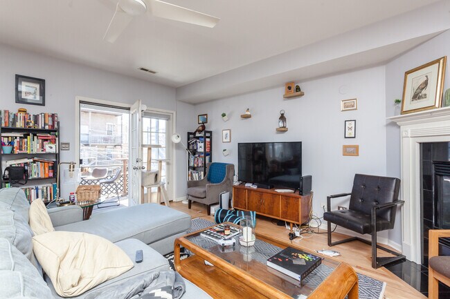 Building Photo - 1357 N Artesian Ave