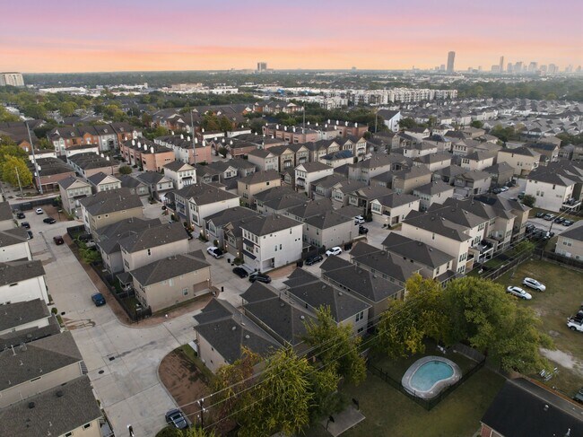 Building Photo - 8663 Cedardale Park Dr