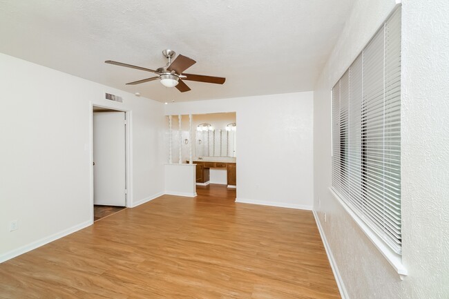 Building Photo - 2850 Canary Ln