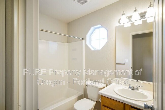 Building Photo - 1434 NE Birkshire Ct