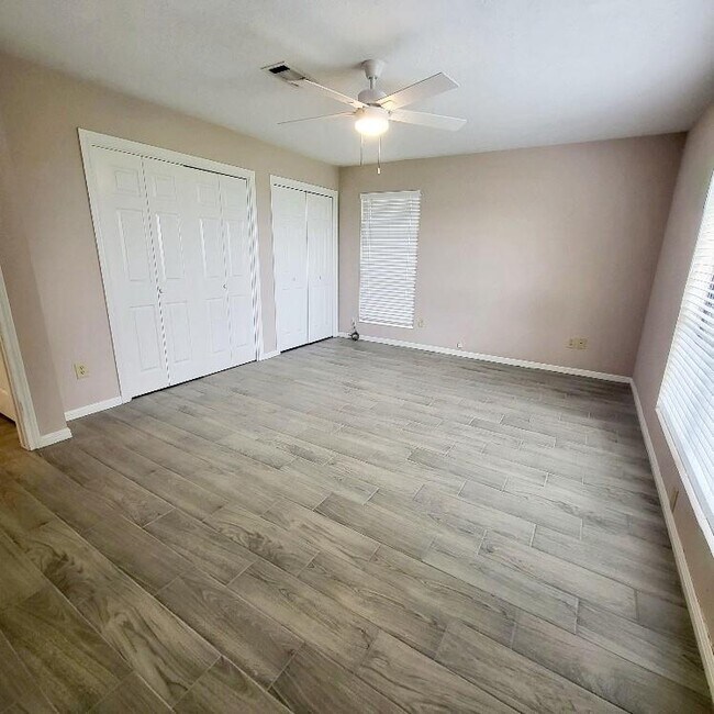 Building Photo - 16430 Clearwater Cir