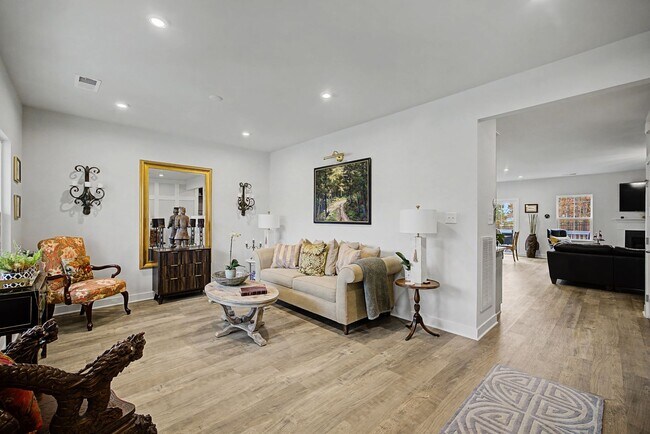 Building Photo - 4 Bedroom Executive Home located in Magnolia Green