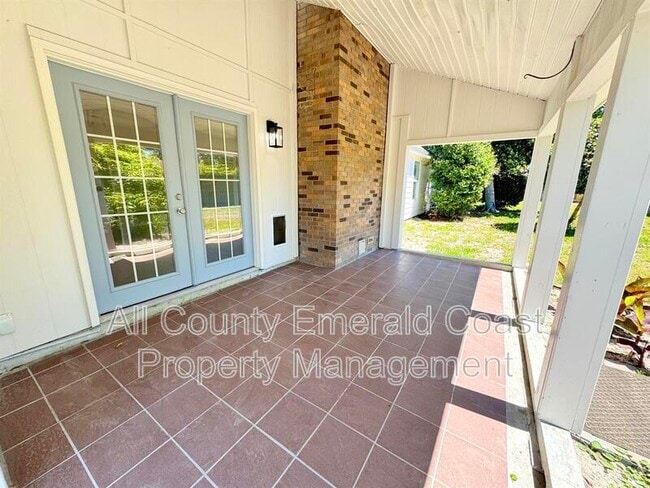 Building Photo - 710 Swan Ln