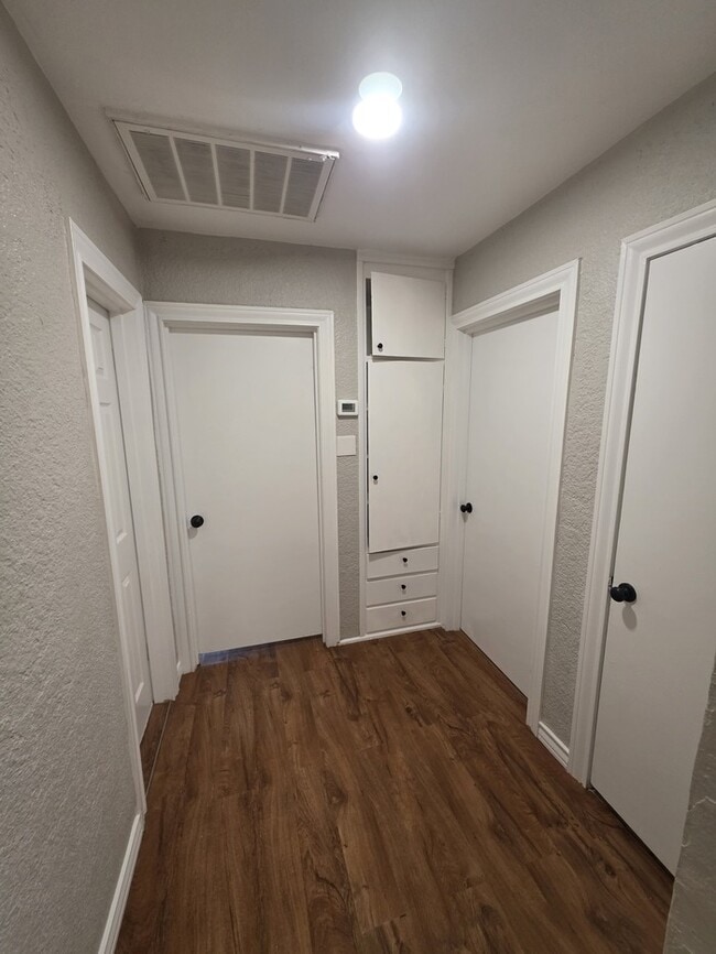 Building Photo - 3 bed 1 bath remodeled home, move in ready!
