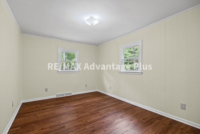 Building Photo - 3-Bedroom Home in Private Setting Minutes ...