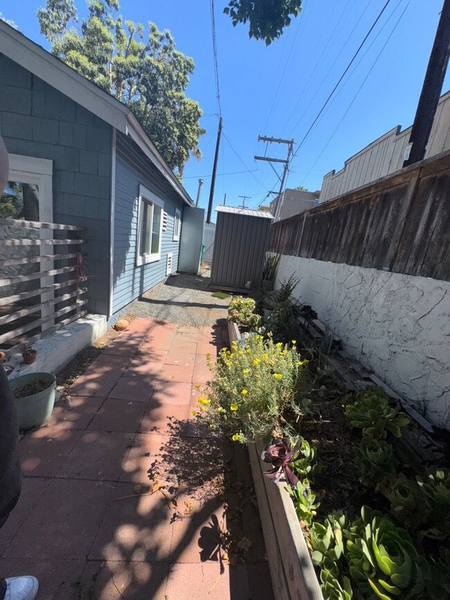 Building Photo - Charming 2-Bed, 1-Bath Apartment with Priv...