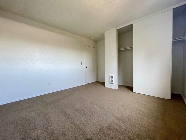 Building Photo - 2 Bedroom 1 Bathroom Condo in San Diego, c...