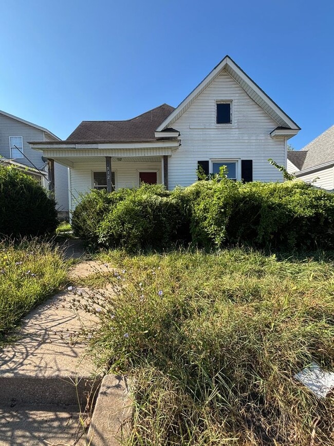 Primary Photo - Spacious clean 5 bedroom 2 full bath home ...