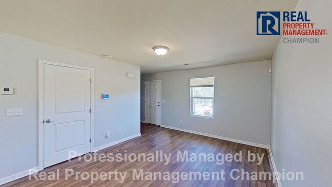 Building Photo - Adorable 3 BD 1.5 BA Home on Corner Lot with Fenced Back Yard