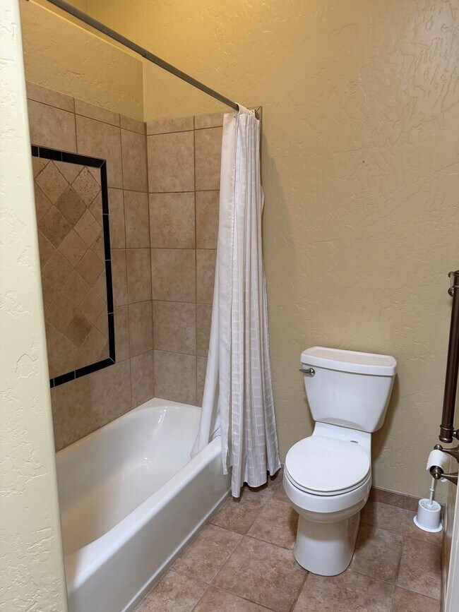 Building Photo - 1825 Venetian Dr