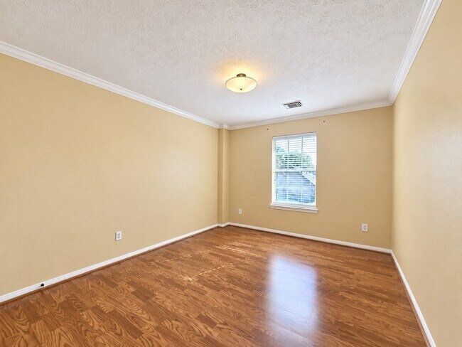 Building Photo - 2610 Parkbriar Ln