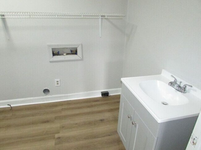Building Photo - Freshly Updated 3 Bedroom Home