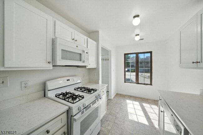 Building Photo - 31 Hickory Ln