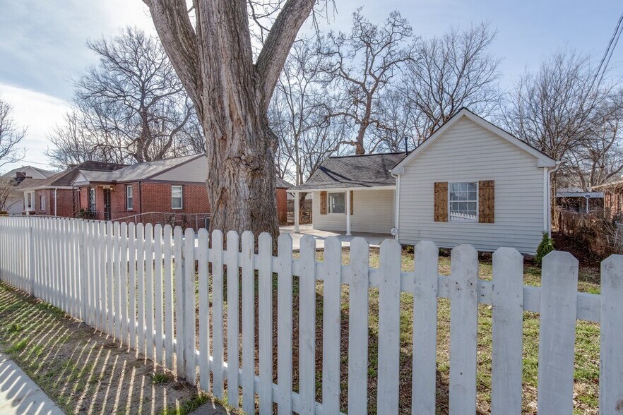 Building Photo - 1417 22nd Ave N