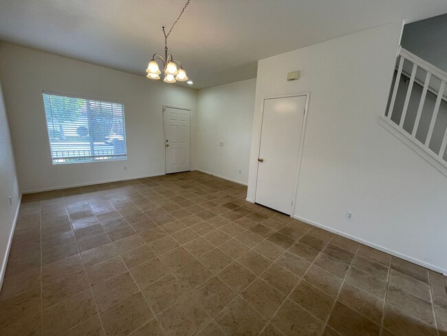 Building Photo - Spacious 4 Bedroom in Oceanside!