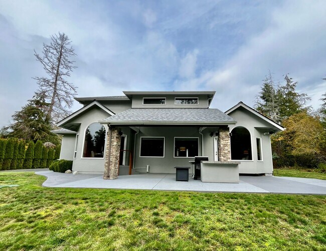 Building Photo - Seabeck Heights Home with Pickle Ball Court!