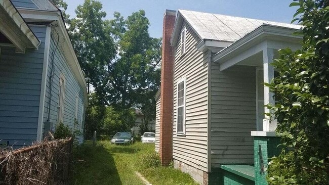 Building Photo - 2026 Clark St